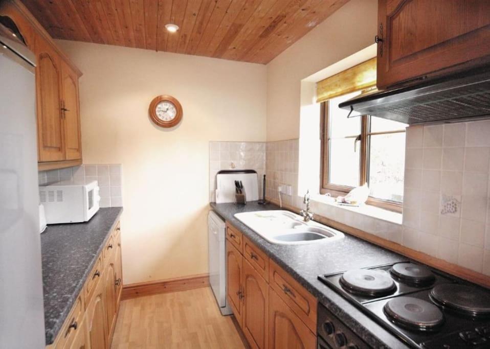 פנדינה Cottage , Seaside Views, Quiet Beach, Awesome View מראה חיצוני תמונה